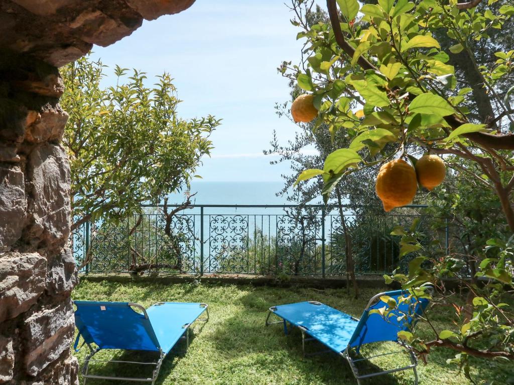 um pátio com 2 cadeiras e uma laranjeira em Holiday Home Orizzonte by Interhome em Marina dʼAndora
