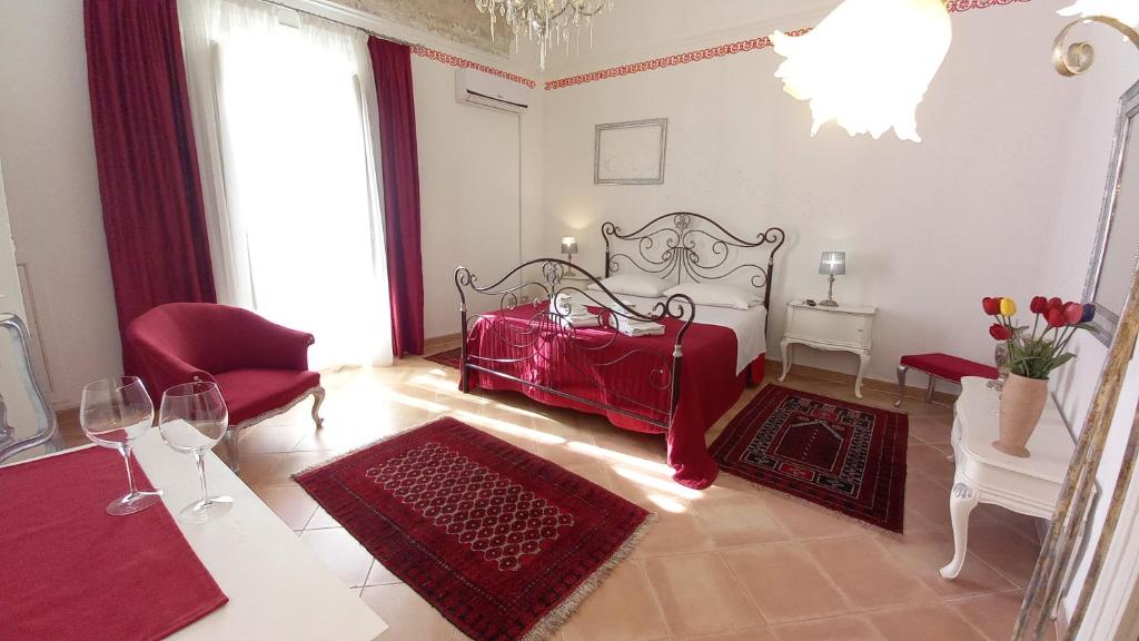 Een zitgedeelte bij BED&BOOK Palazzo Cutelli