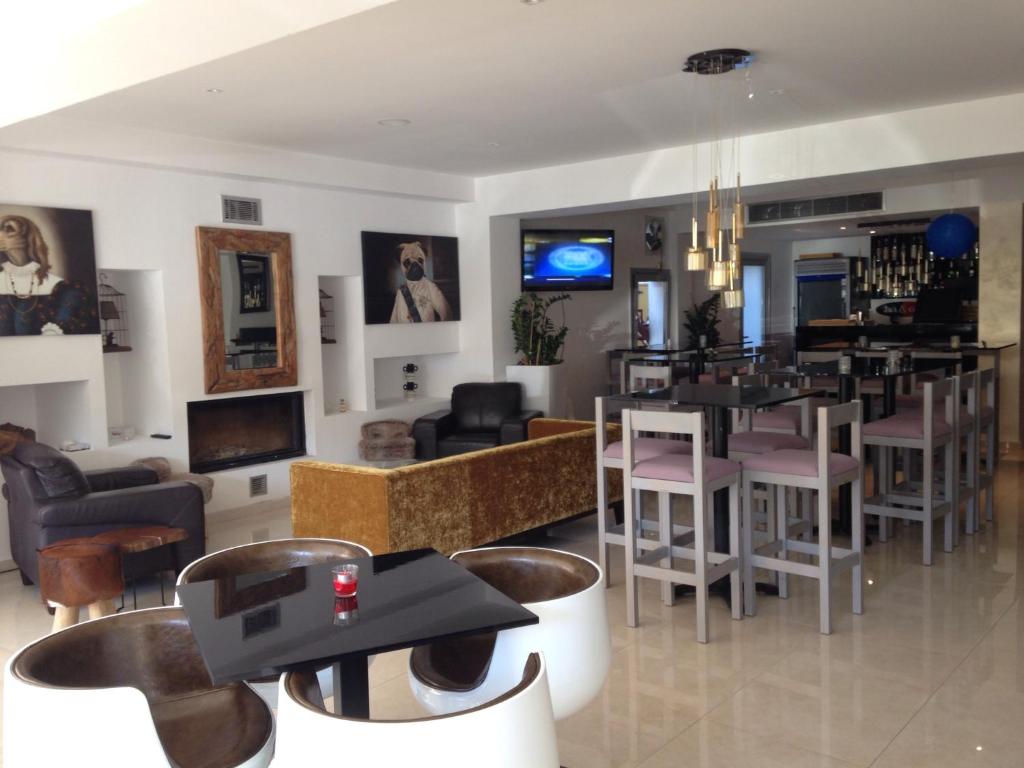 TV a/nebo společenská místnost v ubytování Crystal Hotel
