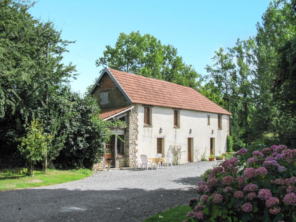 una gran casa blanca con una entrada de grava en Holiday Home La Voisinière no-1 - SVY400 by Interhome, en Savigny