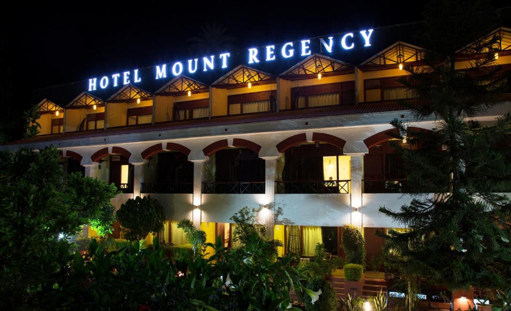 卜山Hotel Mount Regency的一家标有酒店猎人读取标志的酒店