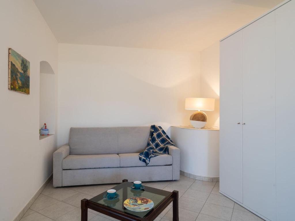 salon z kanapą i stołem w obiekcie Apartment Rosmarino by Interhome w mieście Chiappa
