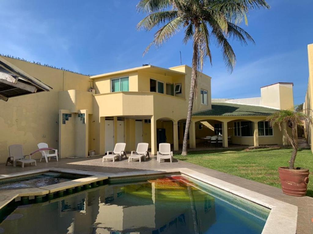 a house with a swimming pool in front of a house at CASA con alberca, súper ubicación. Puerto de Veracruz in Veracruz