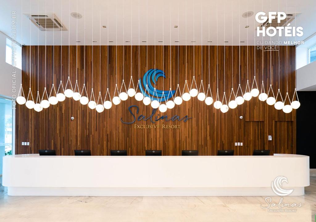 um grande lustre no átrio de um hotel em SALINAS EXCLUSIVE - GAV Resorts em Salinópolis