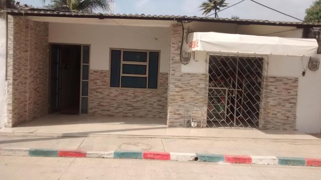 una casa con una puerta delante de ella en Hotel El Puerto en Tolú