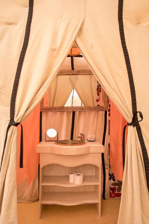 Postel nebo postele na pokoji v ubytování Azawad Luxury Desert Camp