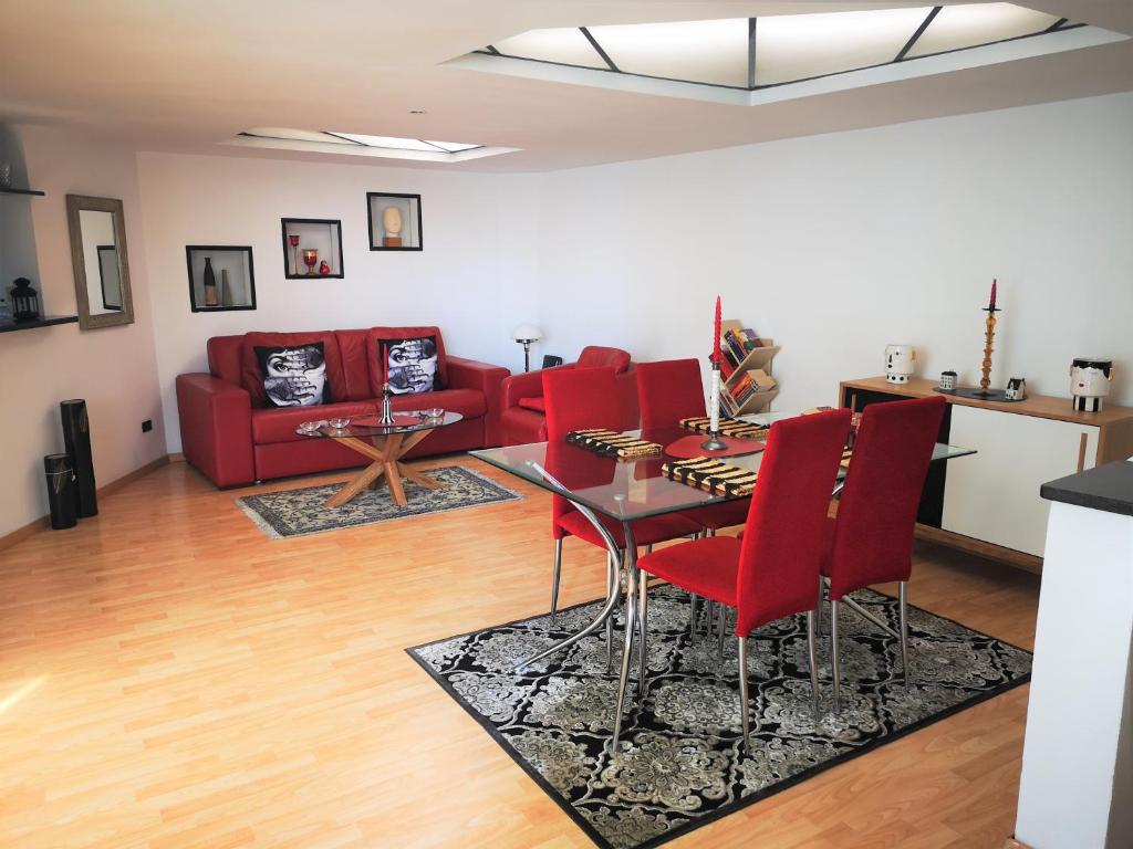 ジェノヴァにあるCorte Lambruschini central apartment with Free covered Parkingのリビングルーム(赤いソファ、テーブル付)