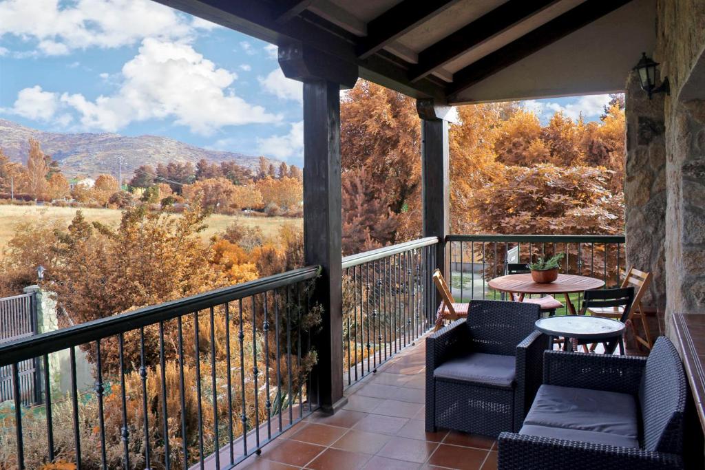 balcón con mesa, sillas y vistas en Casa La Taratola, en Ortigosa del Monte