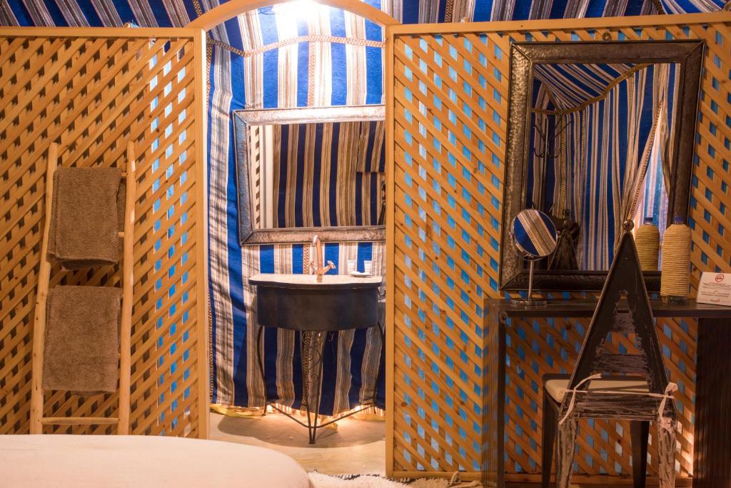 Postel nebo postele na pokoji v ubytování Azawad Luxury Desert Camp