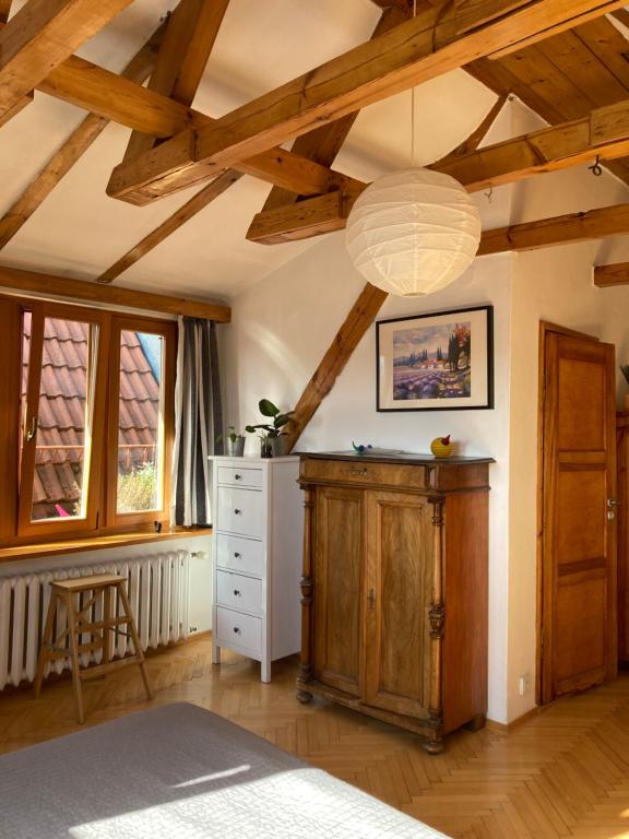 Il comprend une cuisine dotée de plafonds en bois et d'une commode blanche. dans l'établissement Apartament Piwna, à Gdańsk