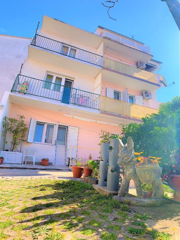 Budova, kde se apartmán nachází
