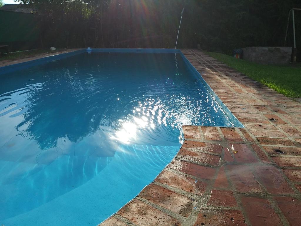 Al lado في قرطبة: مسبح أزرق تنعكس فيه أشعة الشمس على الماء