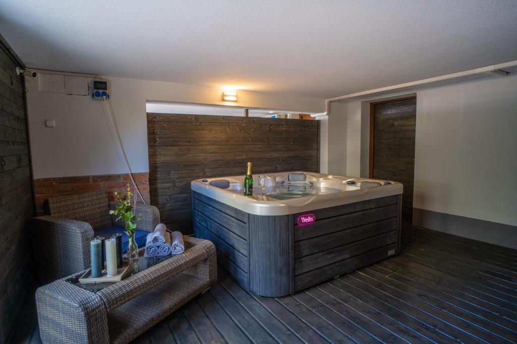 ein großes Bad mit Badewanne in einem Zimmer in der Unterkunft 4 ÁSZ Deluxe Apartman in Gyula