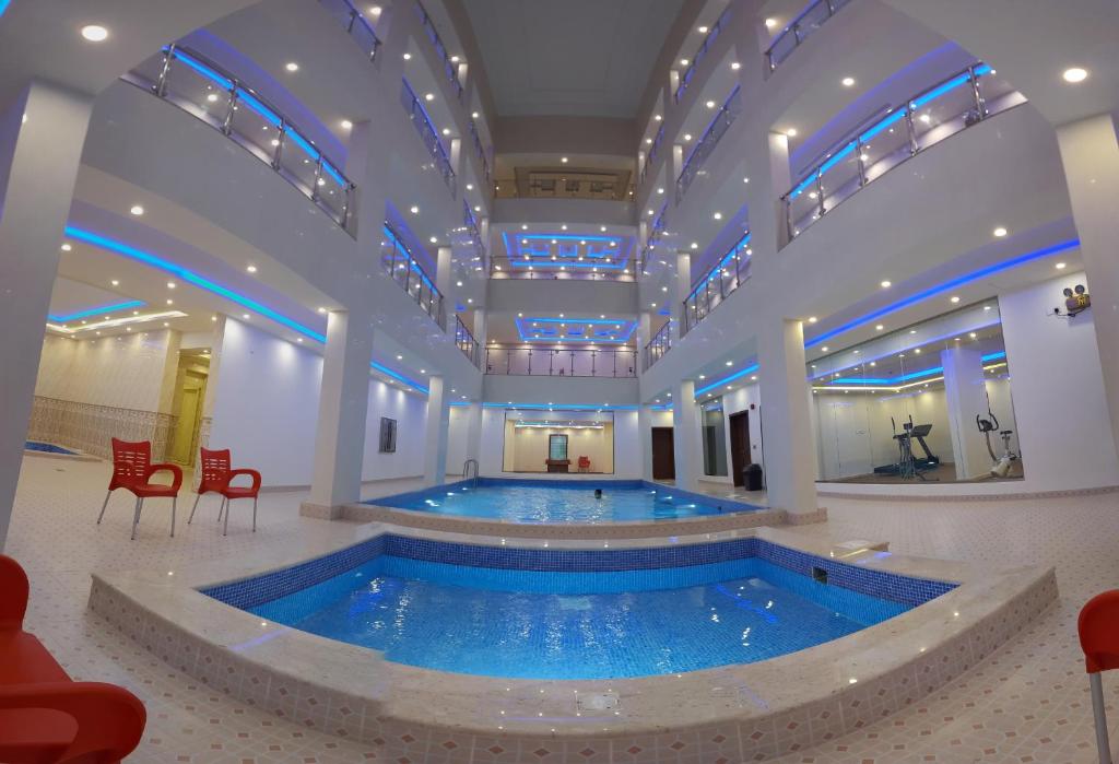 una gran piscina en una gran habitación con una gran en Villa Park, en Al Khobar