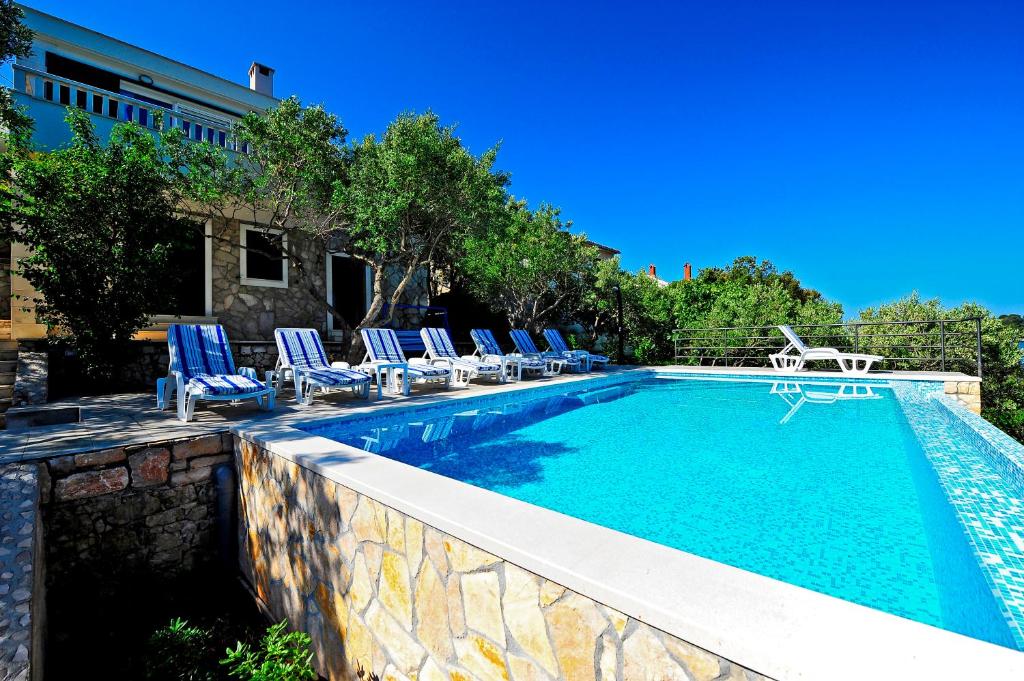 Bazén v ubytování Villa Jadranka Beachfront & Pool nebo v jeho okolí