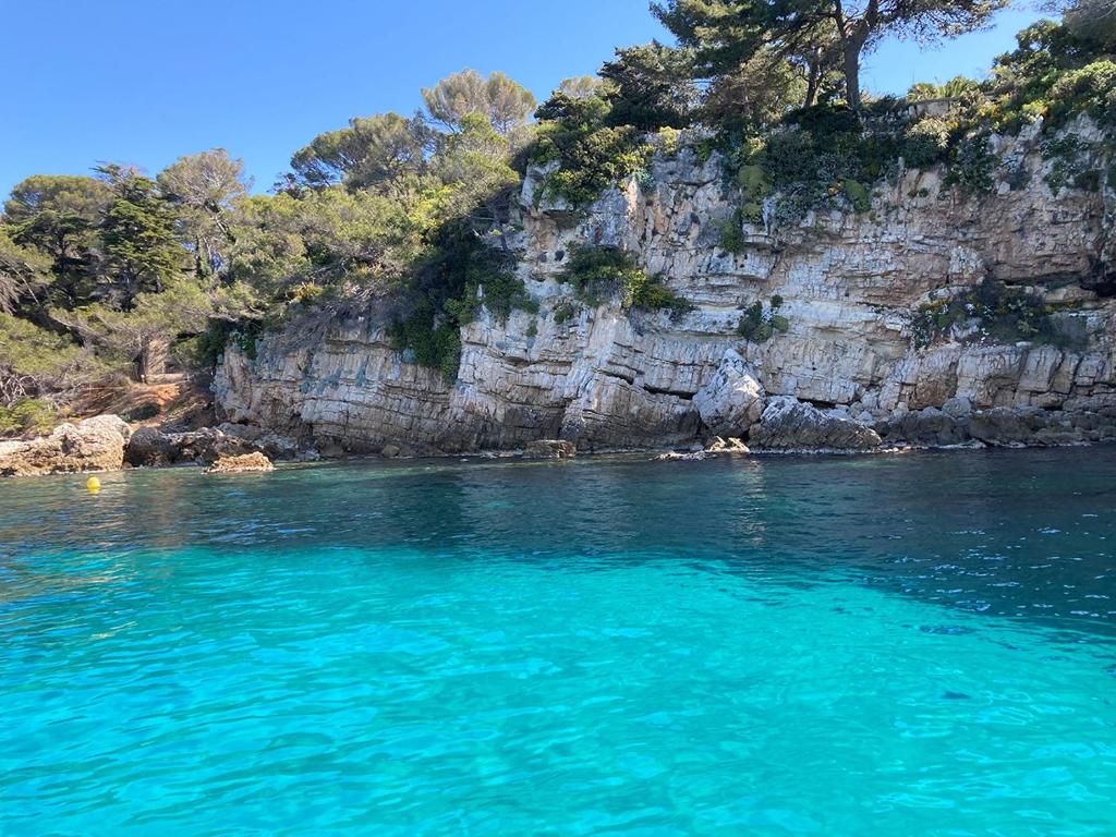 a large body of water with a rocky cliff at La Résidence du Moulin in Tourrettes-sur-Loup