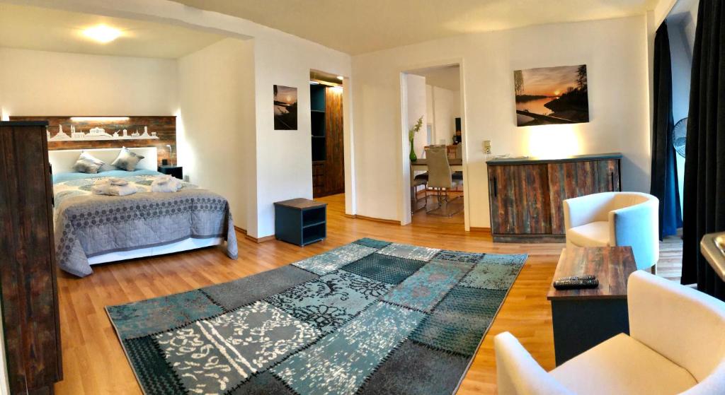 ein Schlafzimmer mit Bett und ein Wohnzimmer in der Unterkunft Villa Sturm Rüdesheim am Rhein in Rüdesheim am Rhein