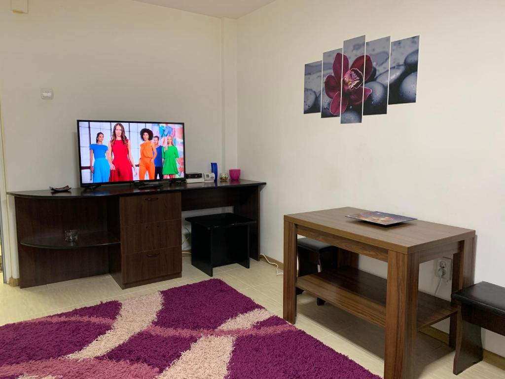 ガラツィにあるELI Apartmentのリビングルーム(テレビ、紫の敷物付)