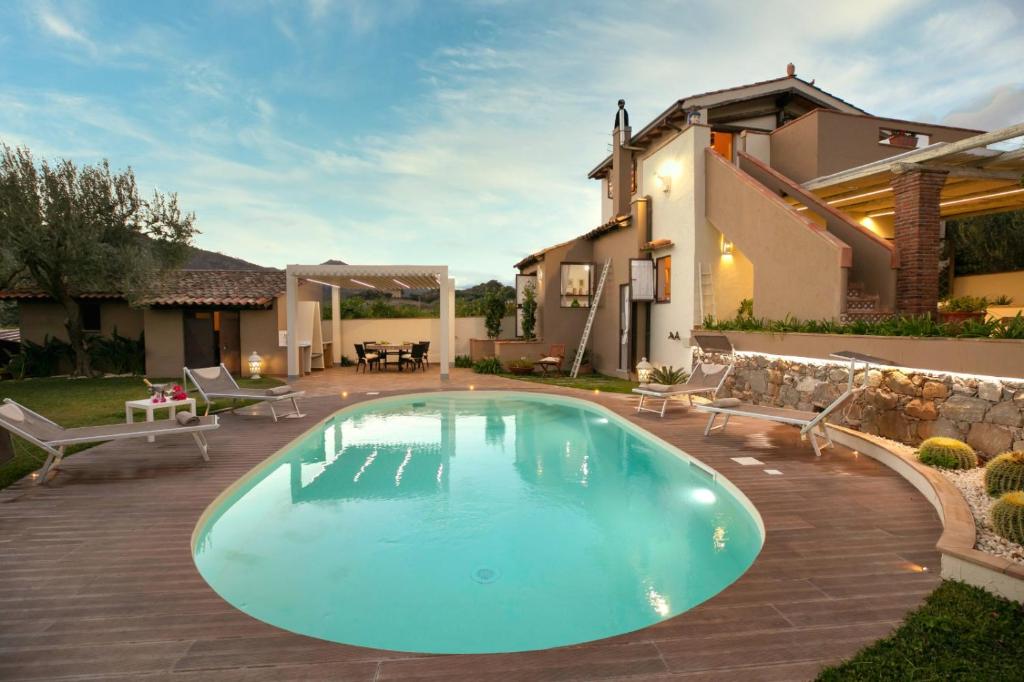 una piscina nel cortile di una casa di Villa Alcantara a Graniti