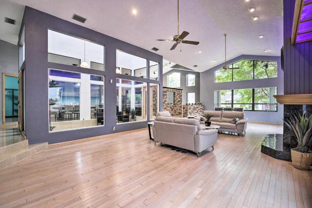 SeminoleにあるHuge Home with Pool Table Near St Pete Beach!の2つのソファと暖炉のあるリビングルーム