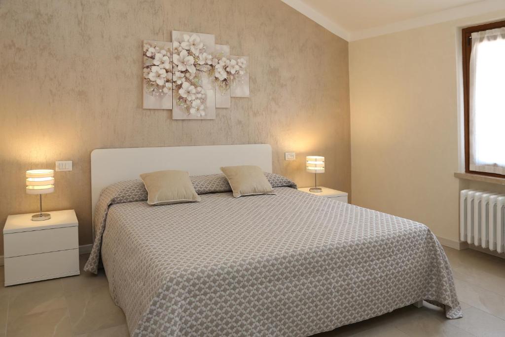 A bed or beds in a room at Flower Apartments
