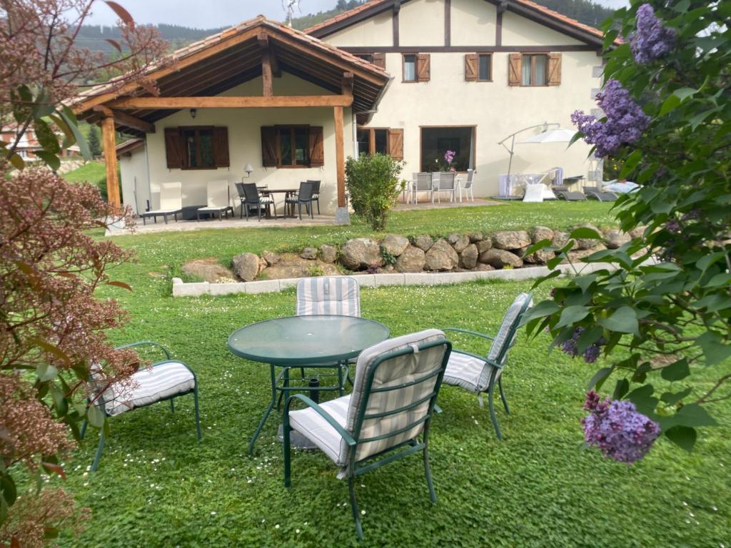 A garden outside Excepcional Apartamento El Olivo