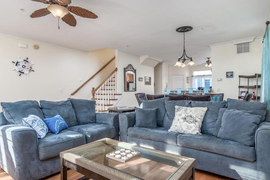 uma sala de estar com um sofá azul e uma mesa em Saint Louis Ave, Unit D em Ocean City