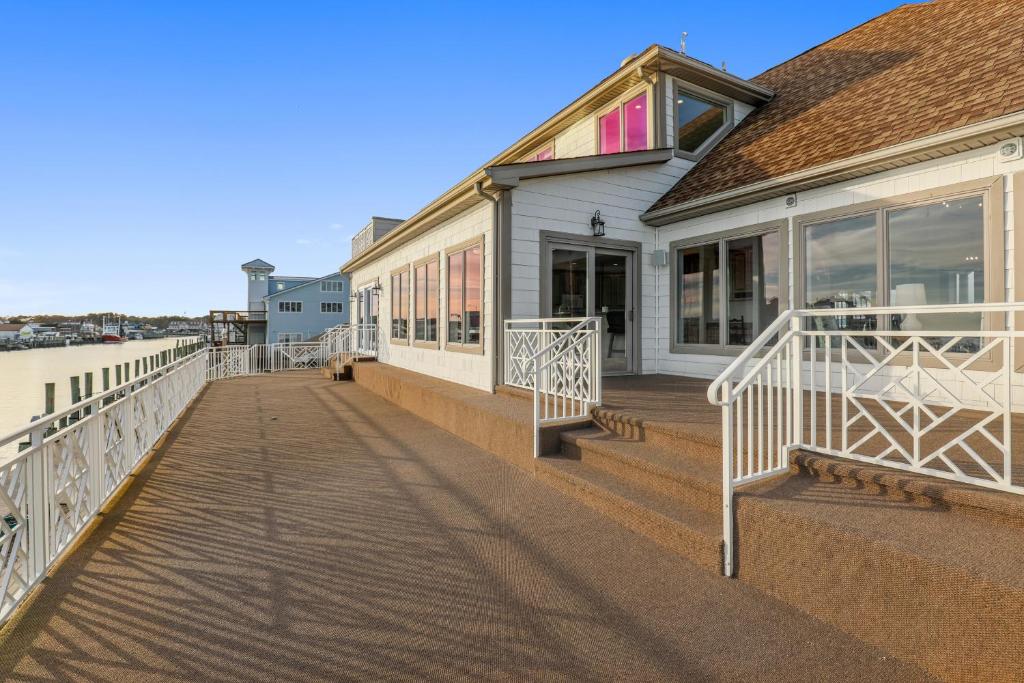 a building on a boardwalk next to a beach at Sunset Getaway in Ocean City