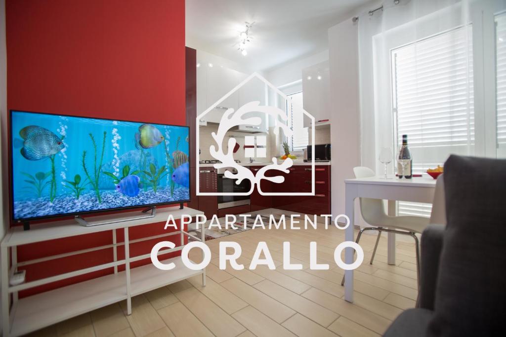 Televízia a/alebo spoločenská miestnosť v ubytovaní Appartamento Corallo