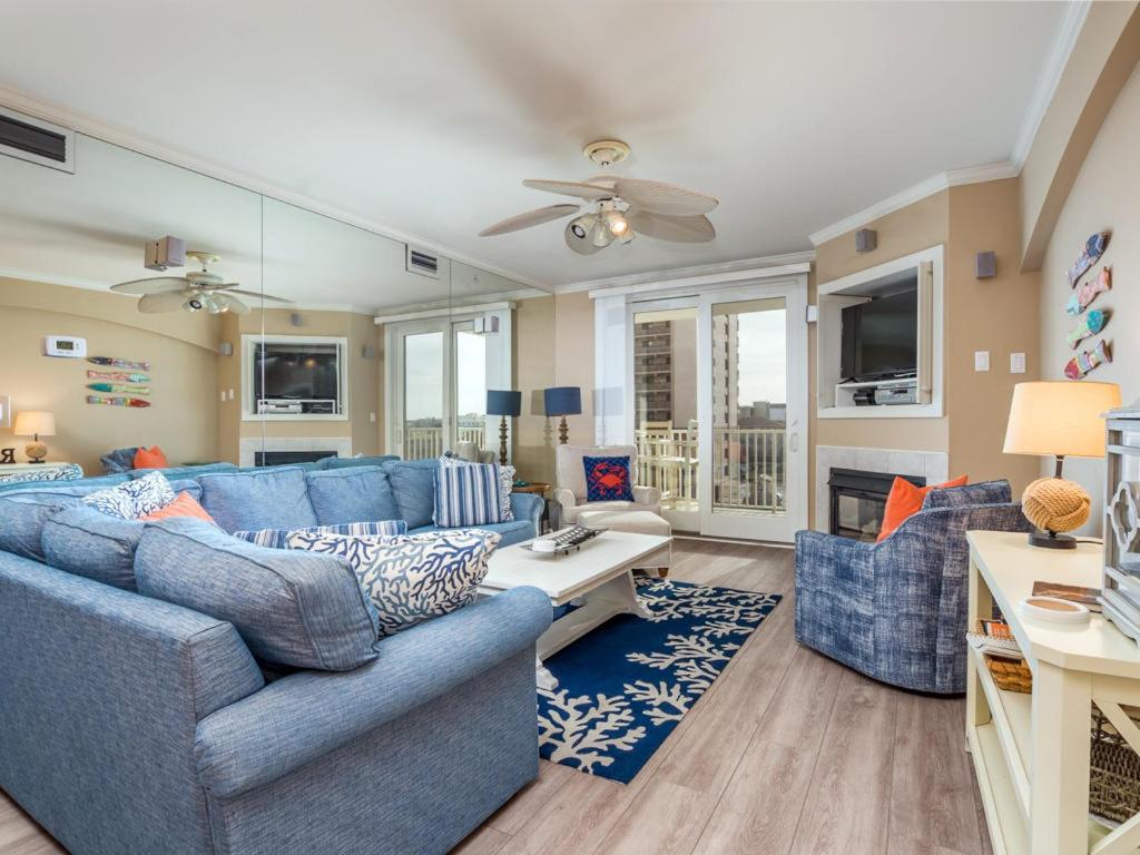 een woonkamer met een blauwe bank en stoelen bij Adagio in Ocean City