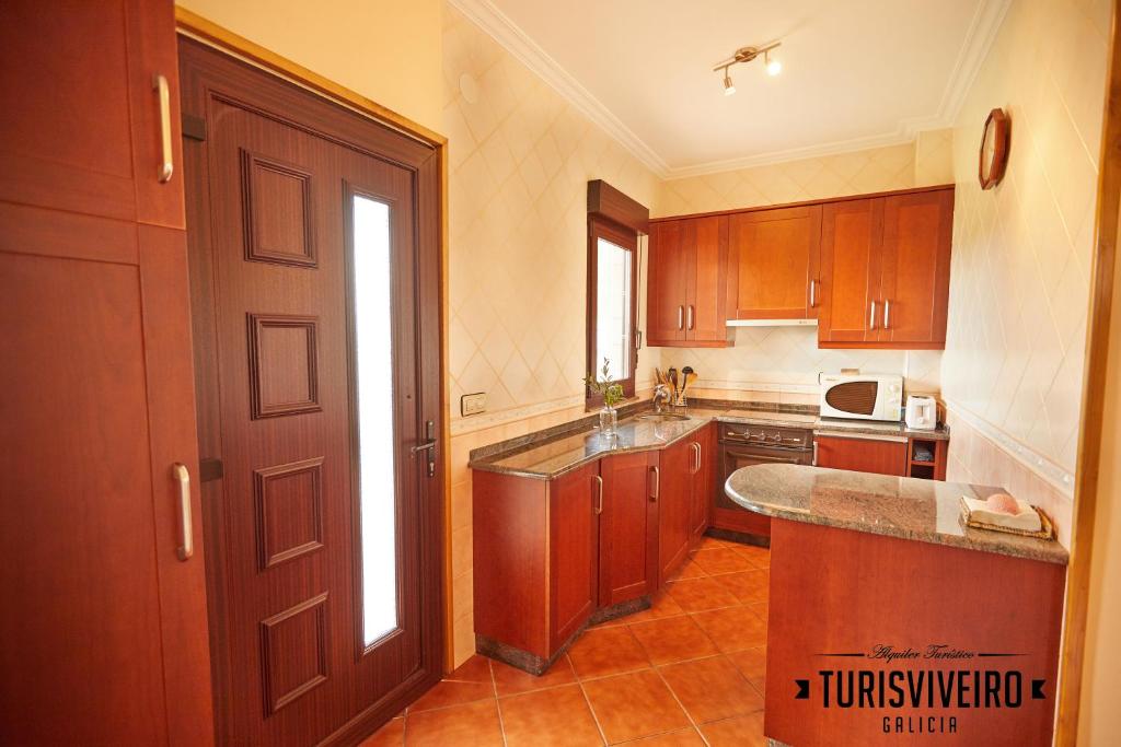 Kuchyň nebo kuchyňský kout v ubytování Casa en la playa de Area con finca privada