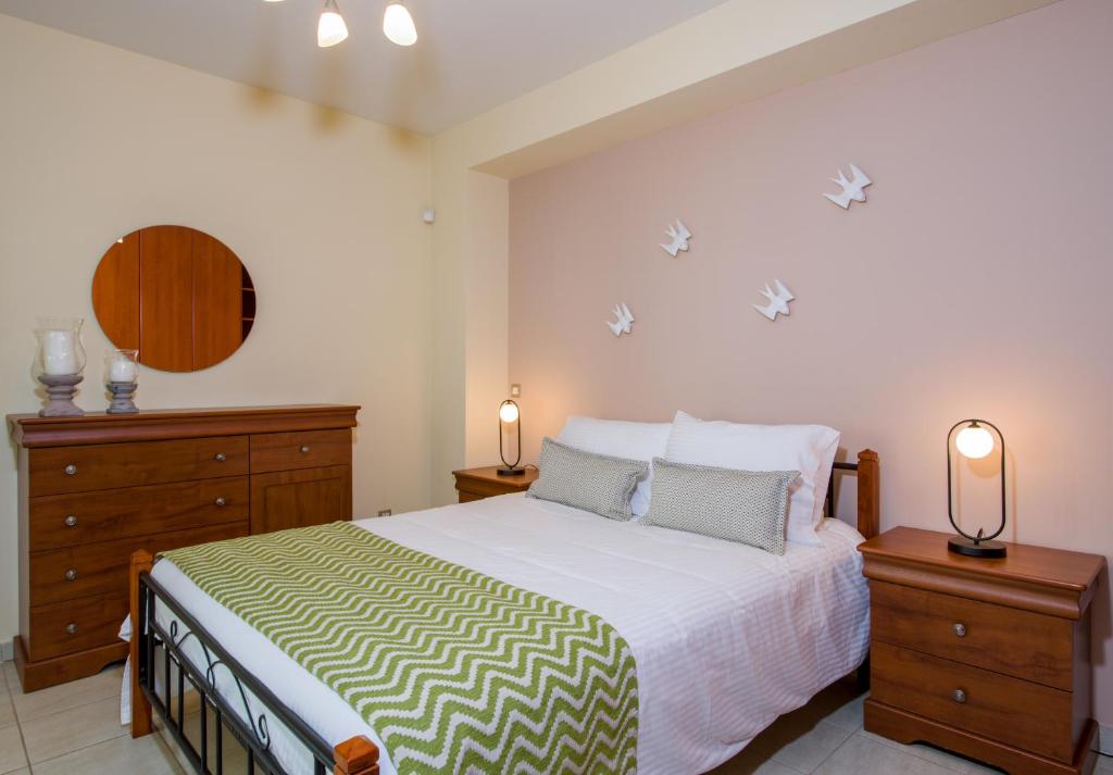Łóżko lub łóżka w pokoju w obiekcie Manolia Dream Apartment 3-bedrooms 30m to the beach