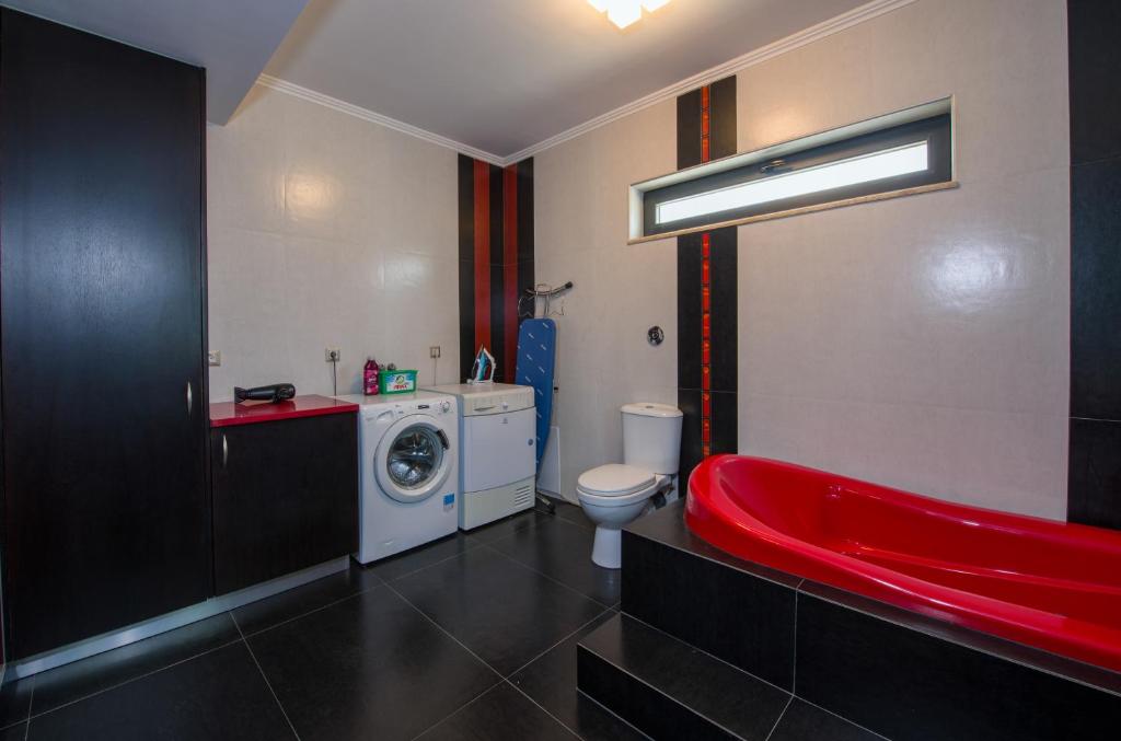 Zdjęcie z galerii obiektu Manolia Dream Apartment 3-bedrooms 30m to the beach w mieście Agia Marina Nea Kydonias