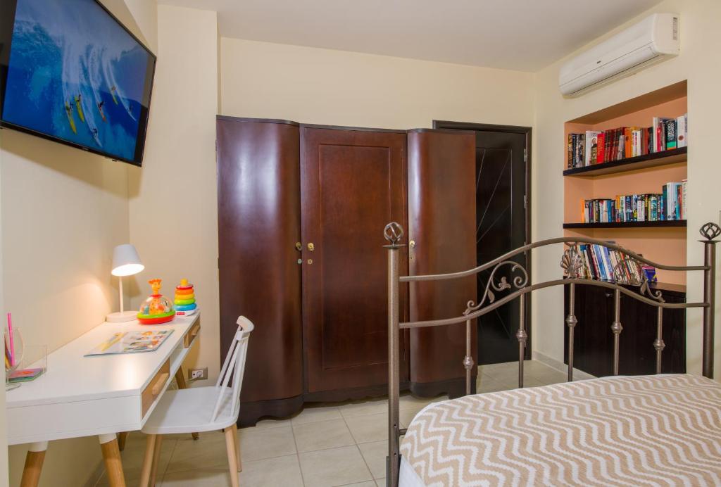 Łóżko lub łóżka w pokoju w obiekcie Manolia Dream Apartment 3-bedrooms 30m to the beach