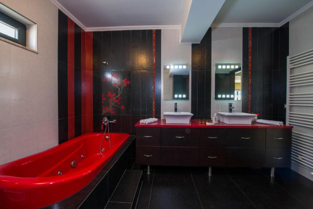 łazienka z czerwoną wanną i 2 umywalkami w obiekcie Manolia Dream Apartment 3-bedrooms 30m to the beach w mieście Agia Marina Nea Kydonias