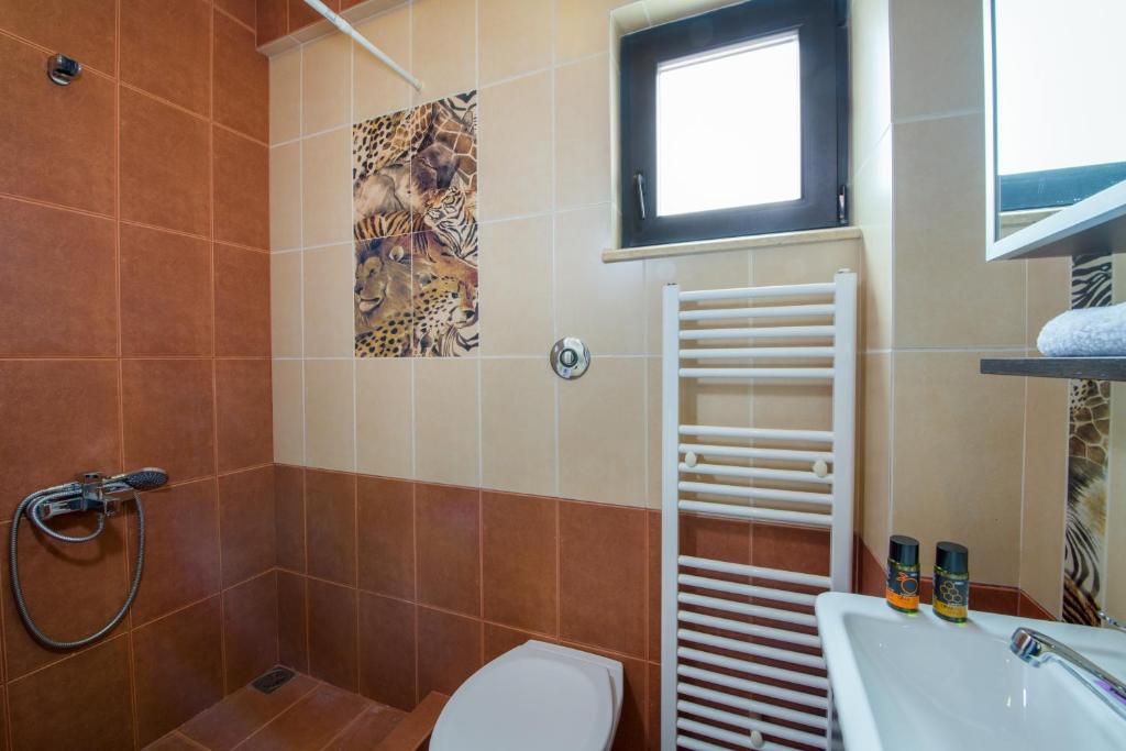 Łazienka w obiekcie Manolia Dream Apartment 3-bedrooms 30m to the beach