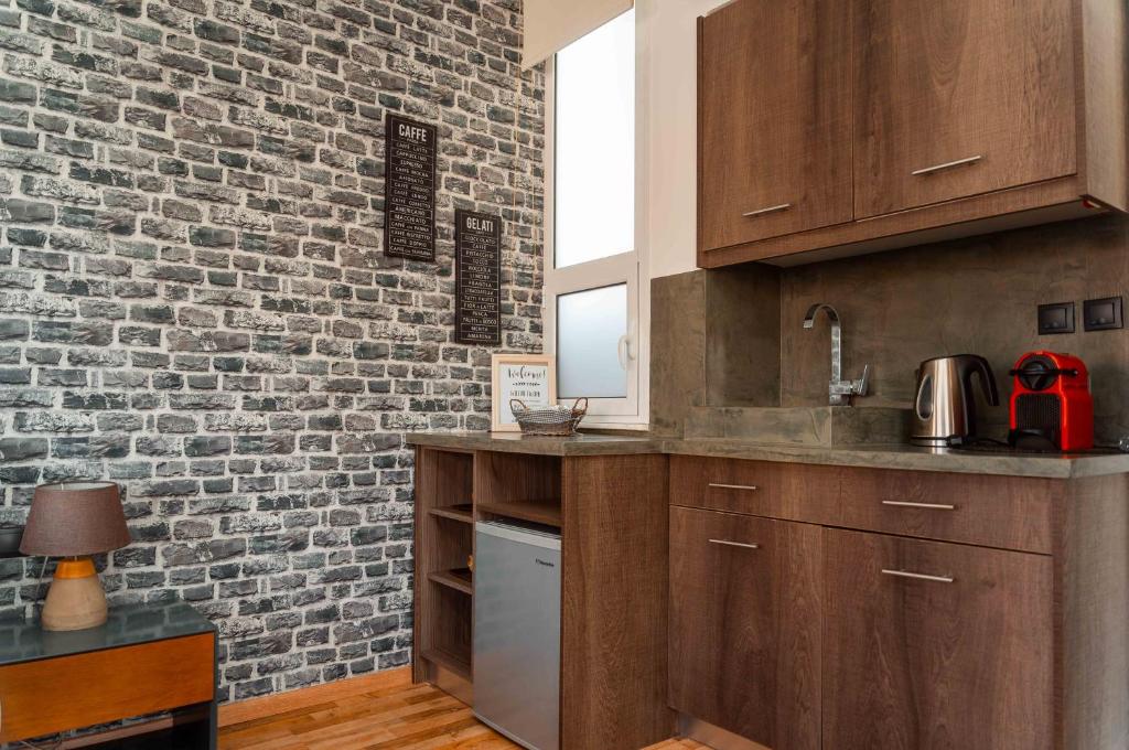 Kuchyň nebo kuchyňský kout v ubytování The Athens Version Luxury Suites