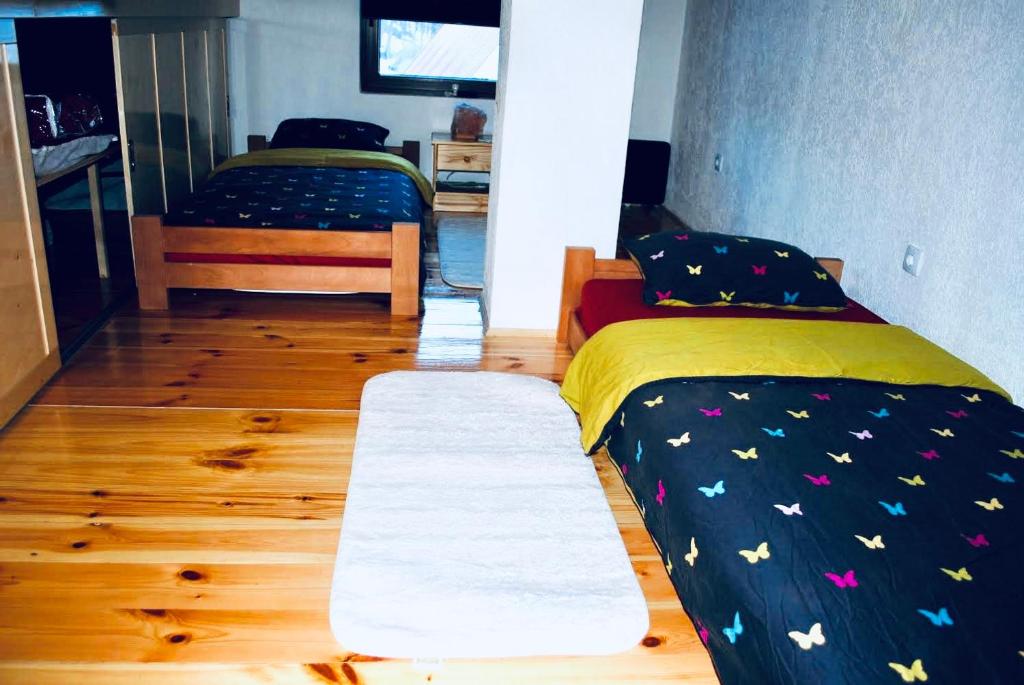 1 dormitorio con 2 camas y suelo de madera en Vila Gorska en Žabljak