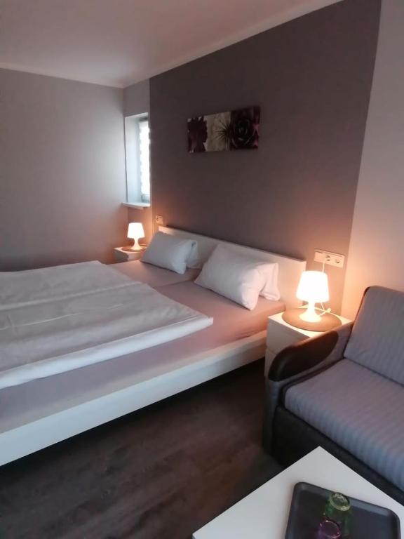 Postel nebo postele na pokoji v ubytování Hotel Villa Fröhlich