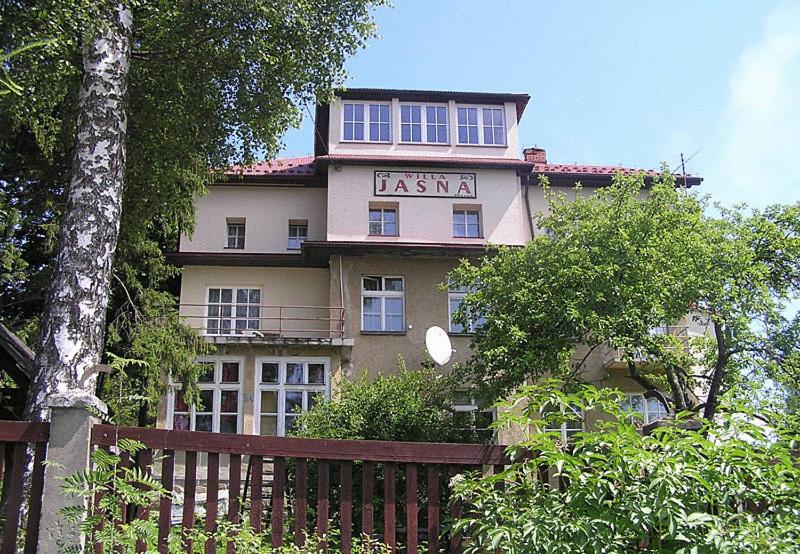 un edificio con una valla delante en Willa Jasna, en Czorsztyn