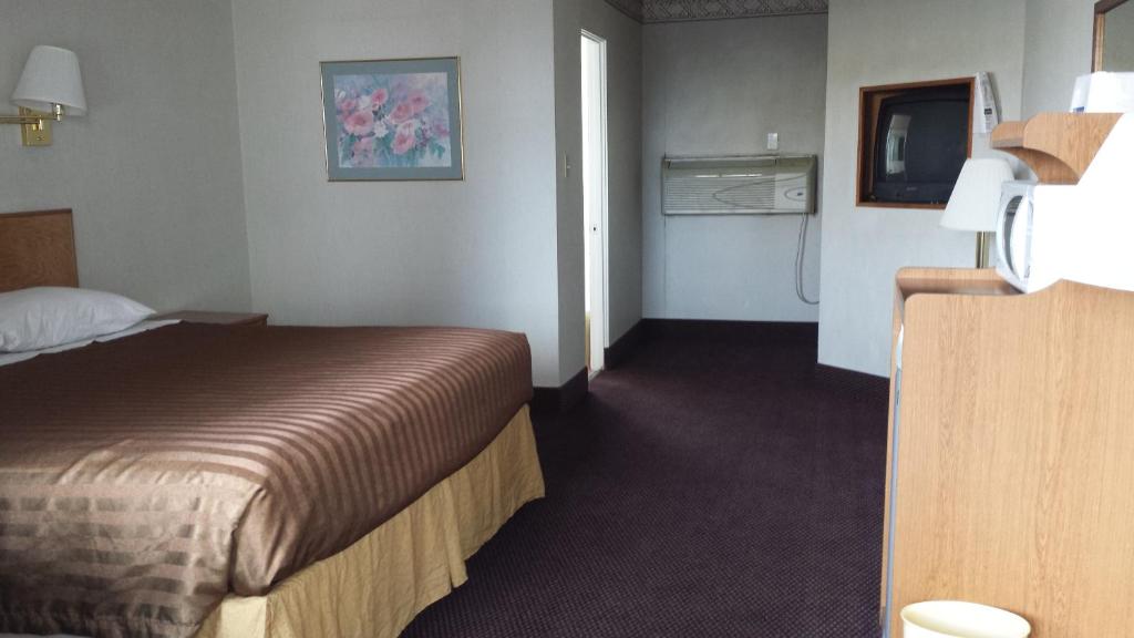 Postel nebo postele na pokoji v ubytování Travelodge by Wyndham Page, View of Lake Powell