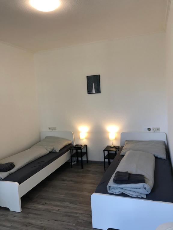 Säng eller sängar i ett rum på Monteurwohnungen in der Residenz am Kurpark