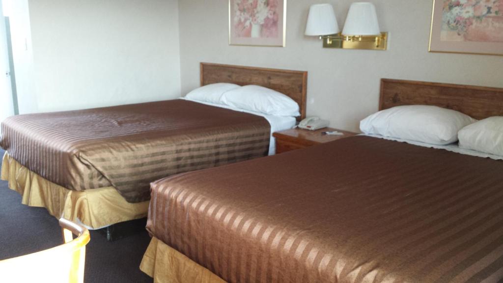 Postel nebo postele na pokoji v ubytování Travelodge by Wyndham Page, View of Lake Powell
