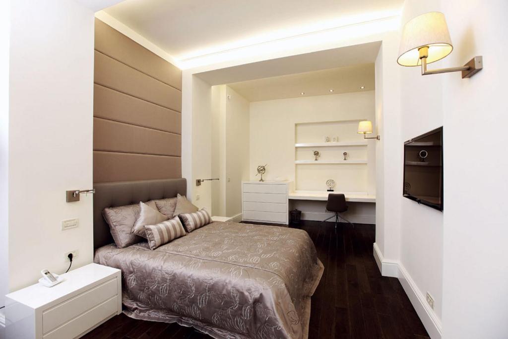 sypialnia z łóżkiem, biurkiem i lustrem w obiekcie Pera Residence w Stambule