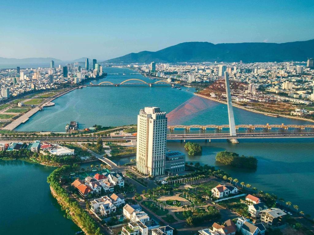 uma vista aérea de uma cidade e uma ponte sobre um rio em Grand Mercure Danang em Da Nang