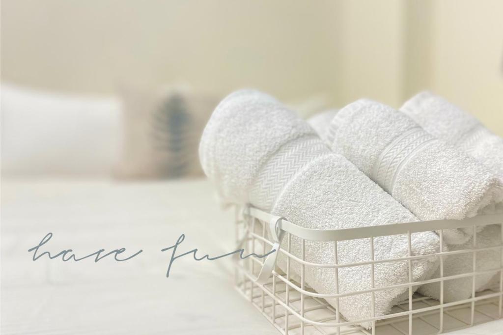 a basket filled with white towels on a counter at have fun ! 花園夜宿 in Tainan