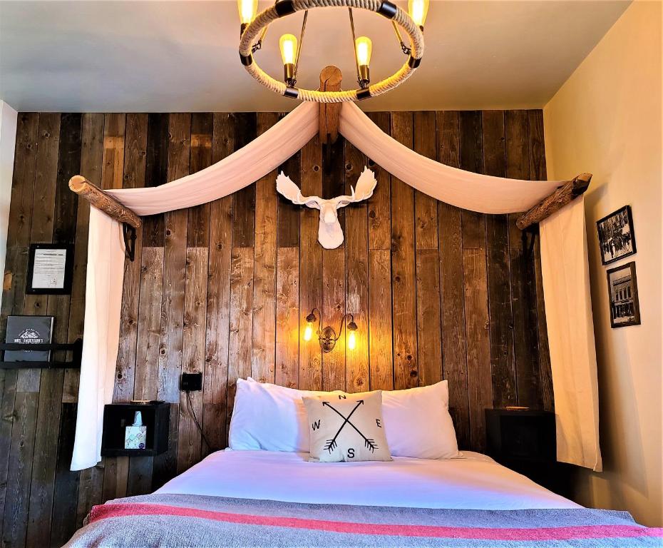 Schlafzimmer mit einem Bett mit Kronleuchter in der Unterkunft Mrs. Anderson's Lodging in Leavenworth