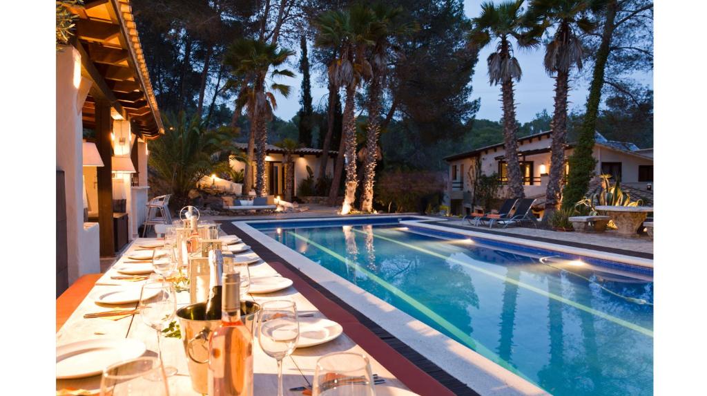 Villa Palmera, paradise near Barcelona, luxurious villa, comfortably sleeping 22の敷地内または近くにあるプール
