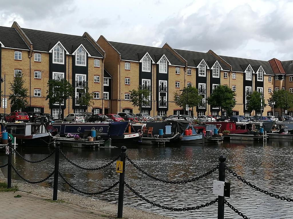 a group of boats docked in the water near buildings at Ideal for country holidays and trips to London's tourist attractions in Hemel Hempstead