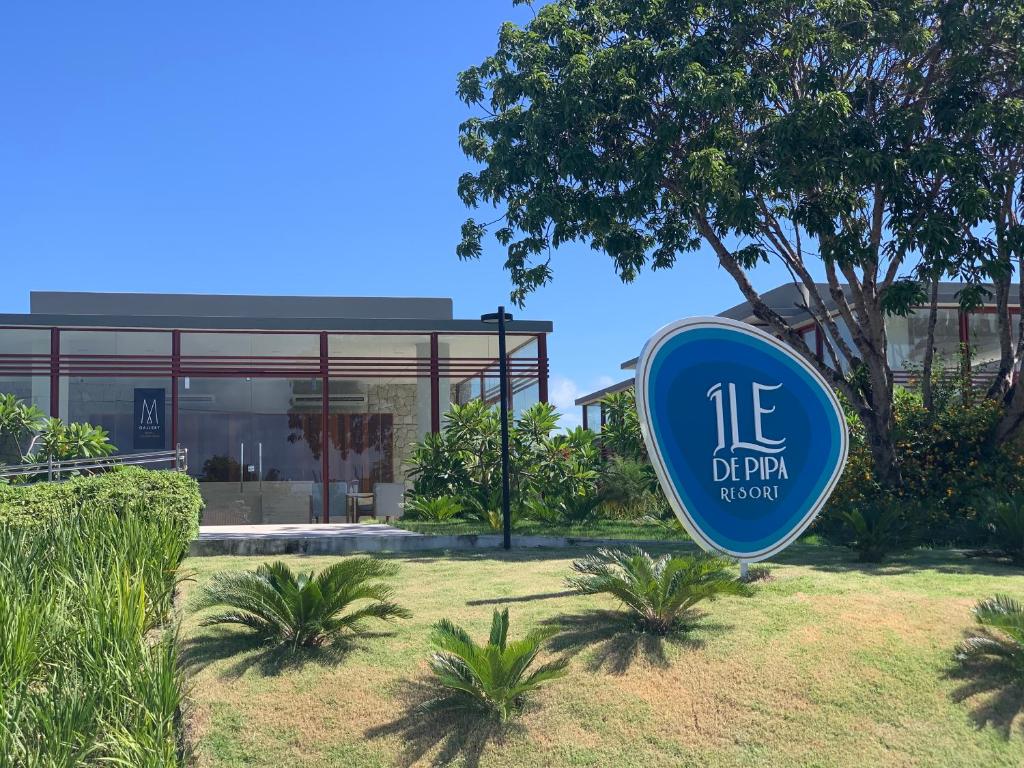uma placa na frente de um prédio em Ilê de Pipa Blz em Pipa